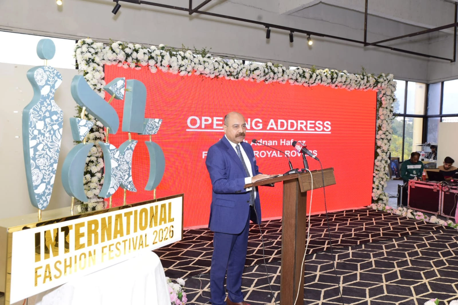 ISLOO Architect(Speaker addressing the audience during an opening ceremony.)